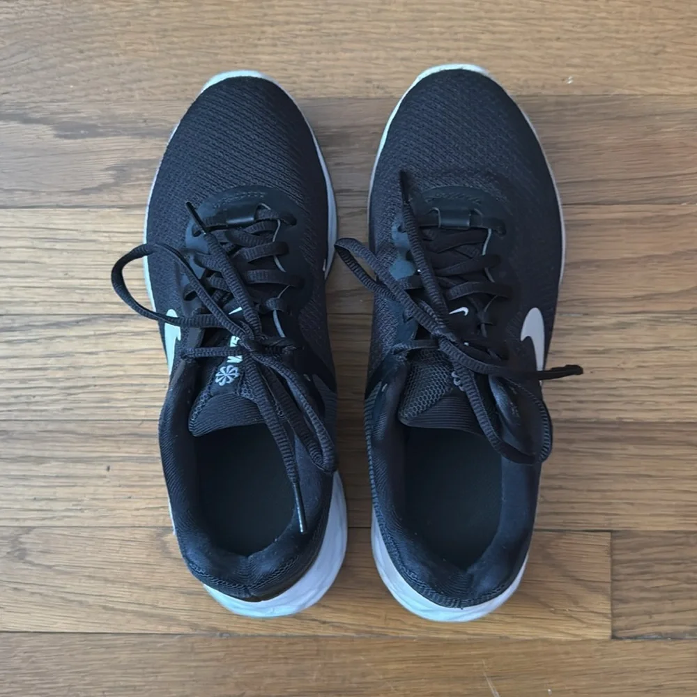 👟Women’s Nike Revolution 6 black/white running shoes. Size 7.5M.